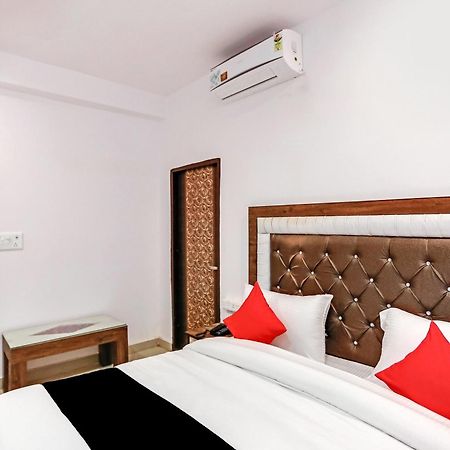 Hotel Capital O 76792 Golden Stone Ghaziabad Esterno foto