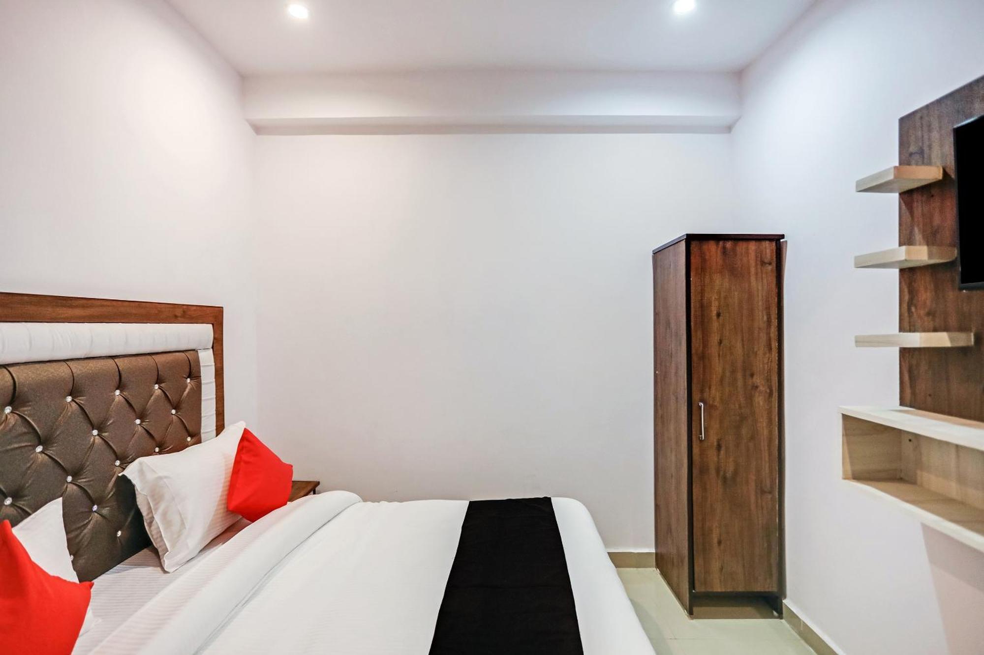 Hotel Capital O 76792 Golden Stone Ghaziabad Esterno foto