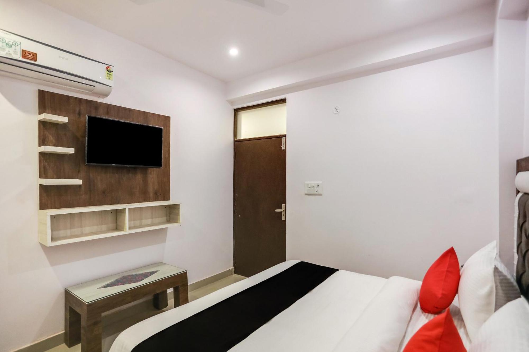 Hotel Capital O 76792 Golden Stone Ghaziabad Esterno foto
