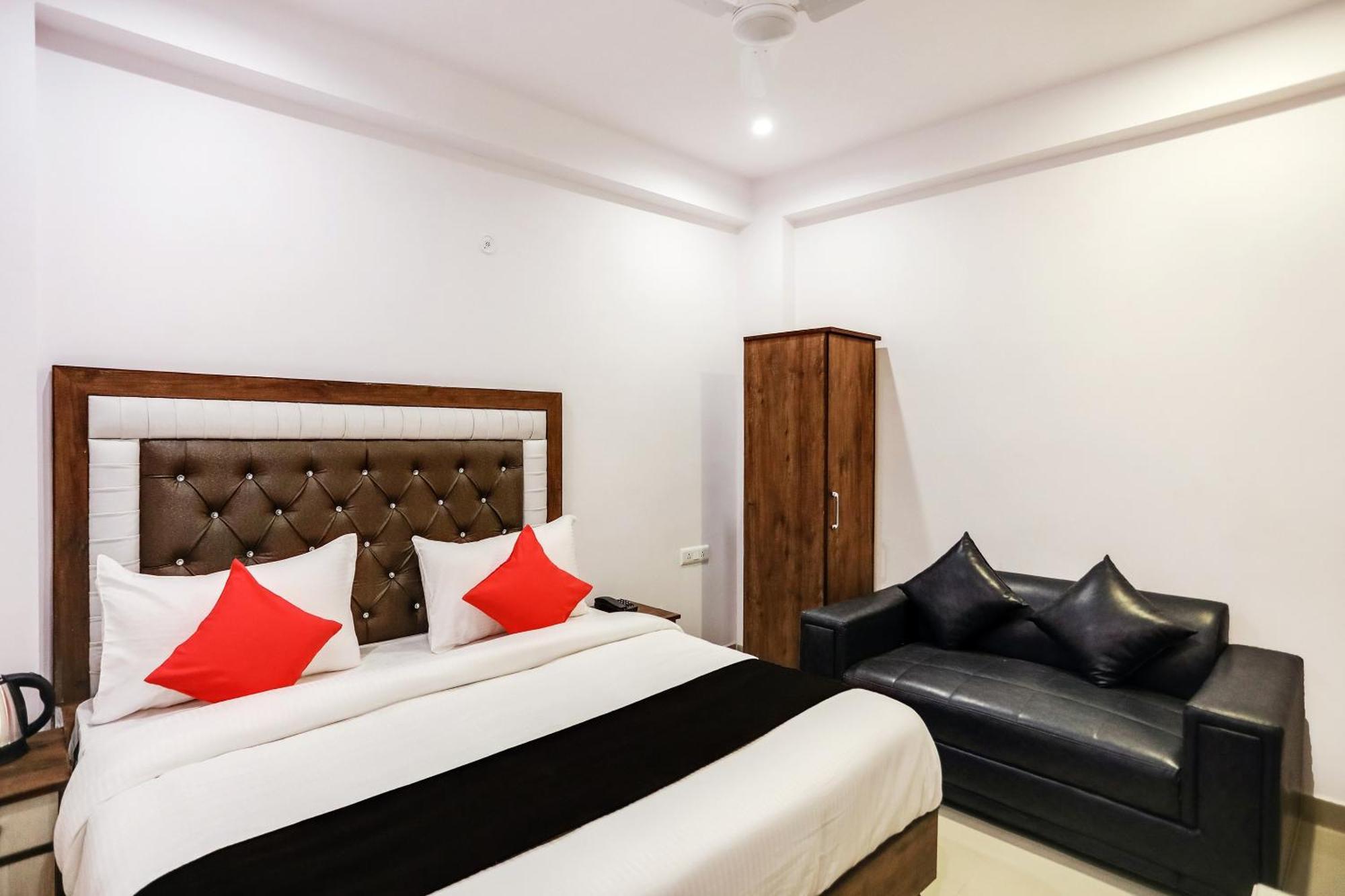 Hotel Capital O 76792 Golden Stone Ghaziabad Esterno foto