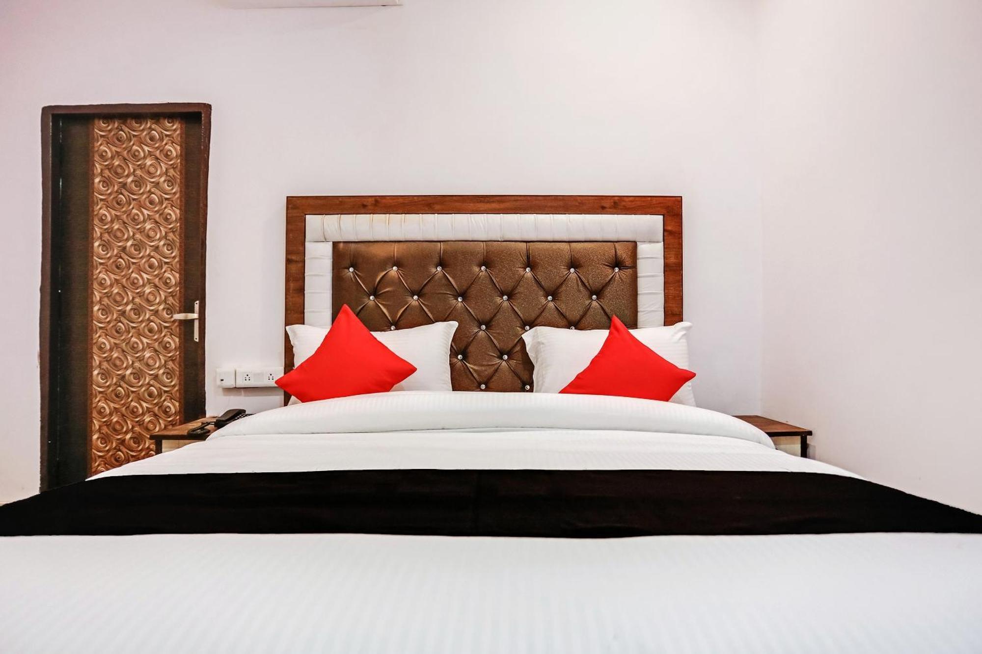 Hotel Capital O 76792 Golden Stone Ghaziabad Esterno foto