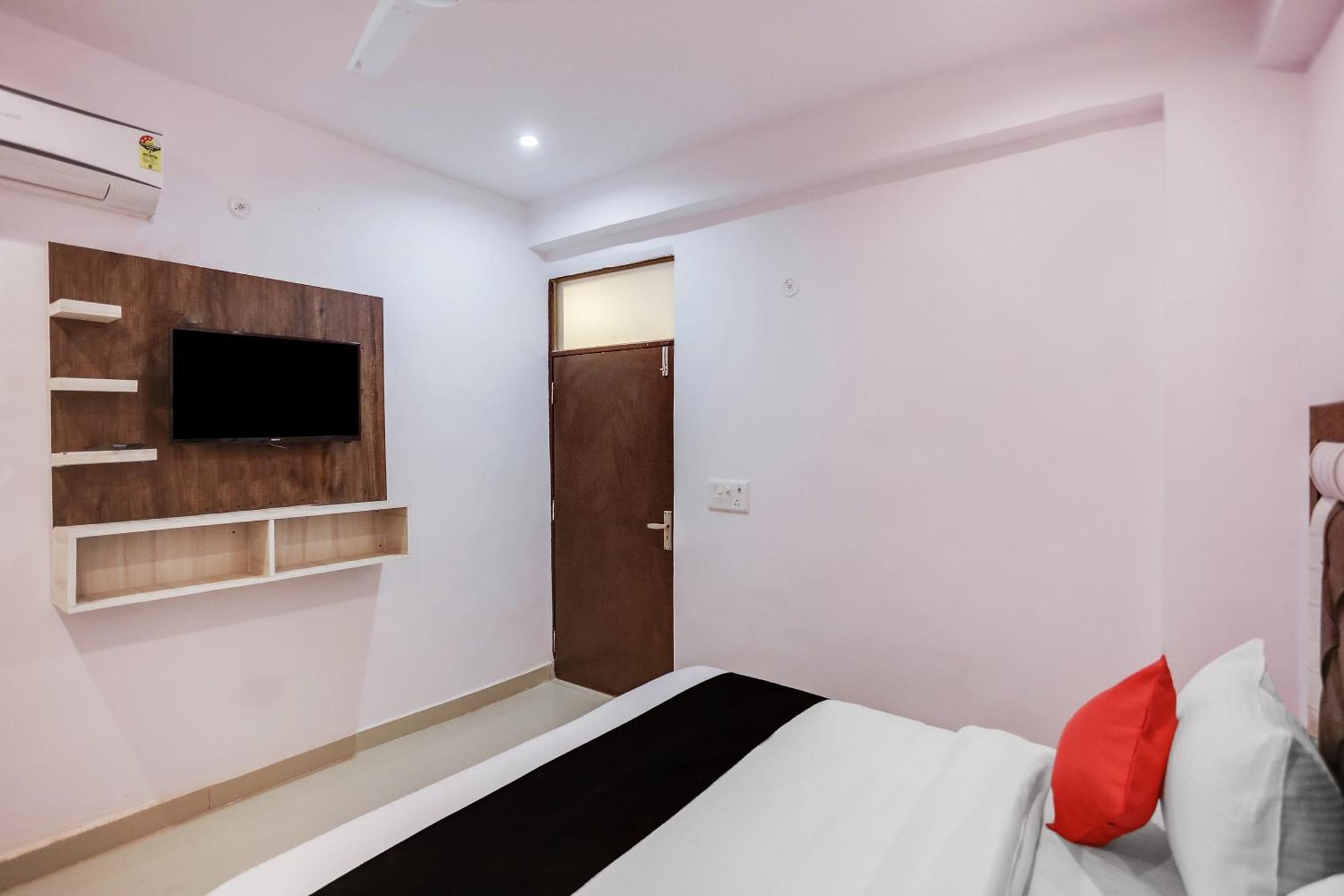 Hotel Capital O 76792 Golden Stone Ghaziabad Esterno foto