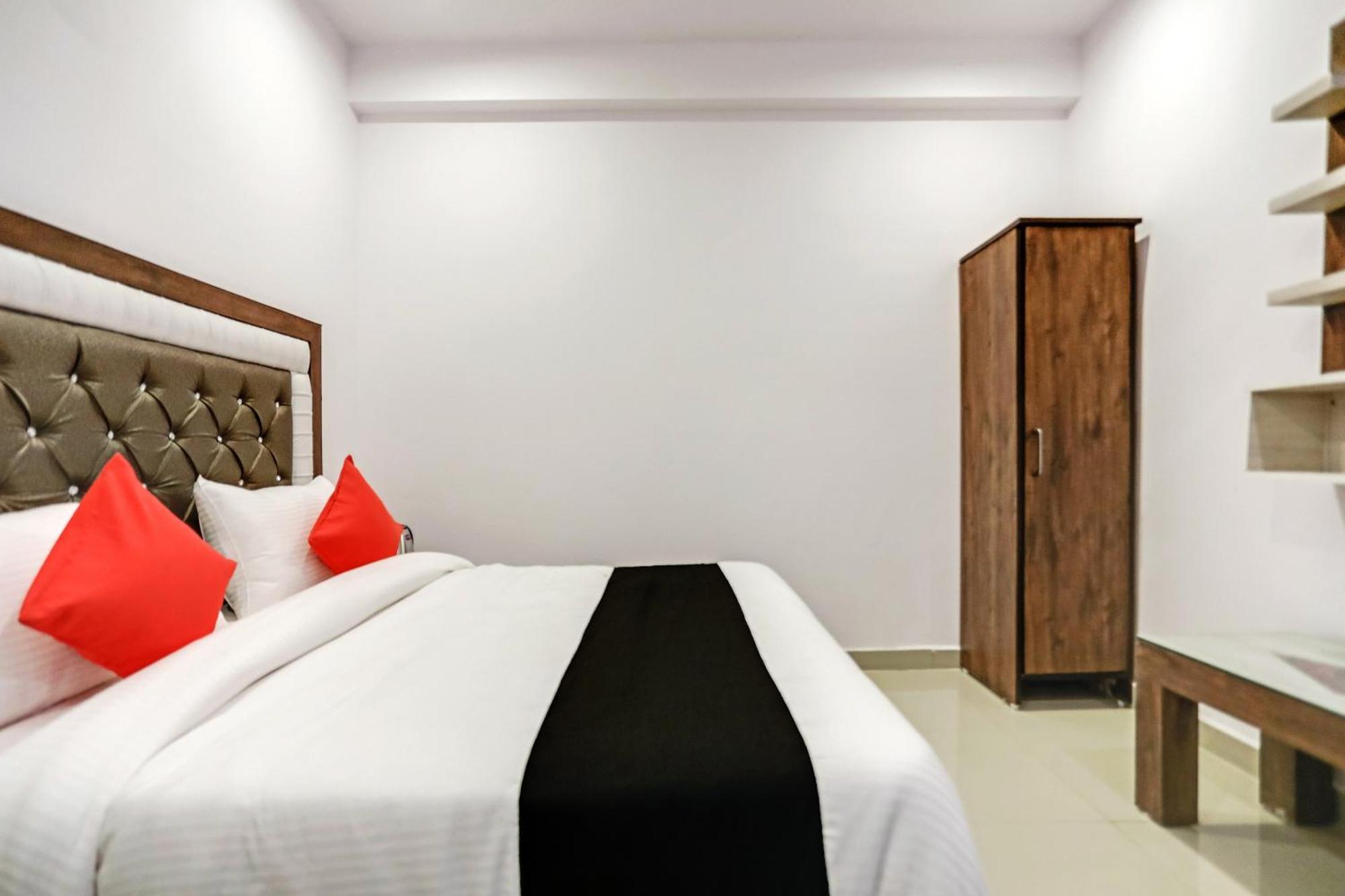 Hotel Capital O 76792 Golden Stone Ghaziabad Esterno foto