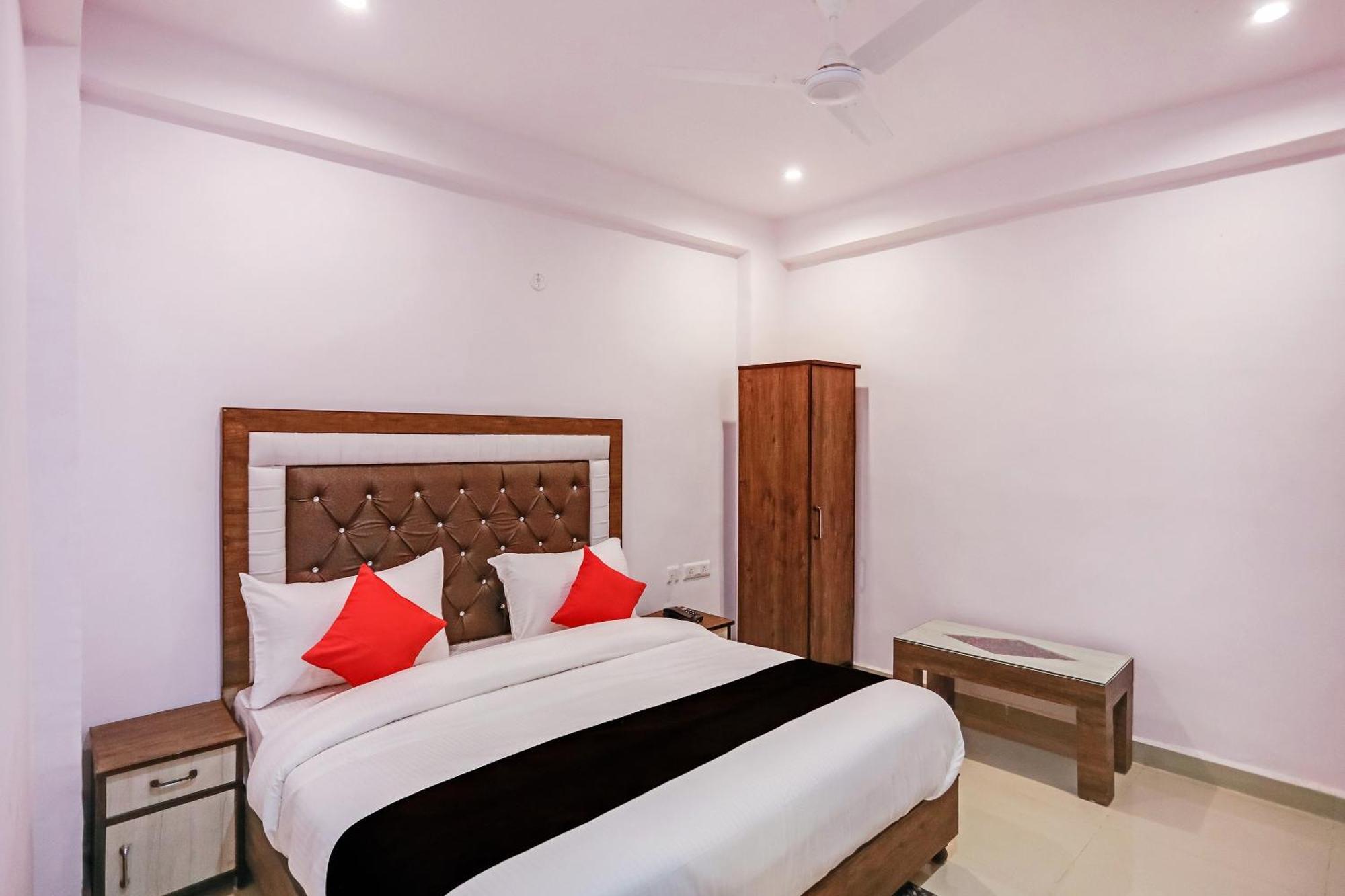 Hotel Capital O 76792 Golden Stone Ghaziabad Esterno foto
