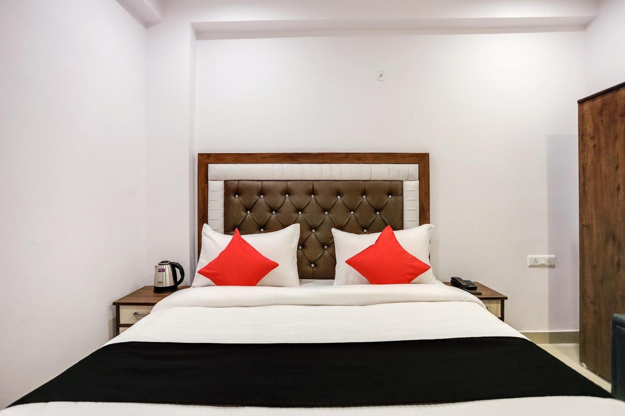 Hotel Capital O 76792 Golden Stone Ghaziabad Esterno foto