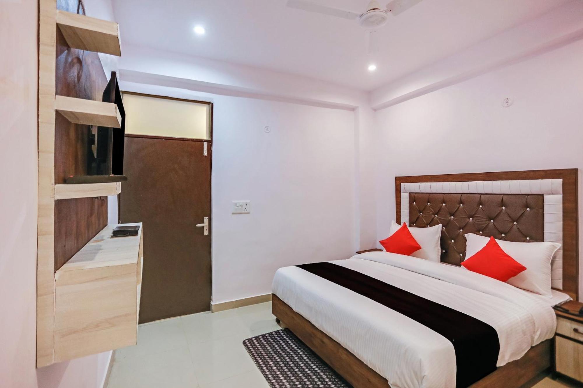 Hotel Capital O 76792 Golden Stone Ghaziabad Esterno foto