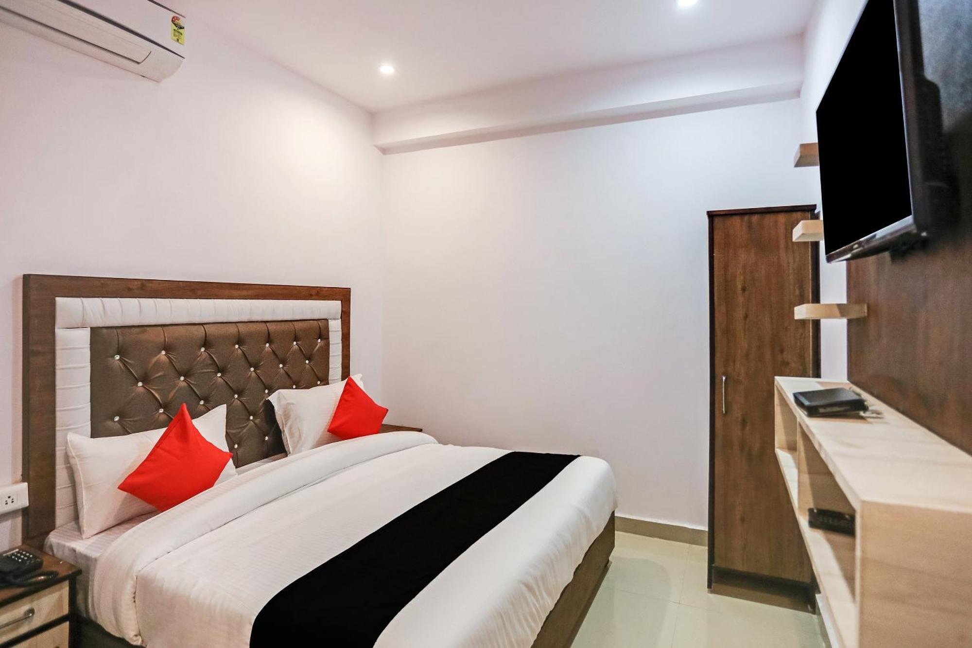 Hotel Capital O 76792 Golden Stone Ghaziabad Esterno foto