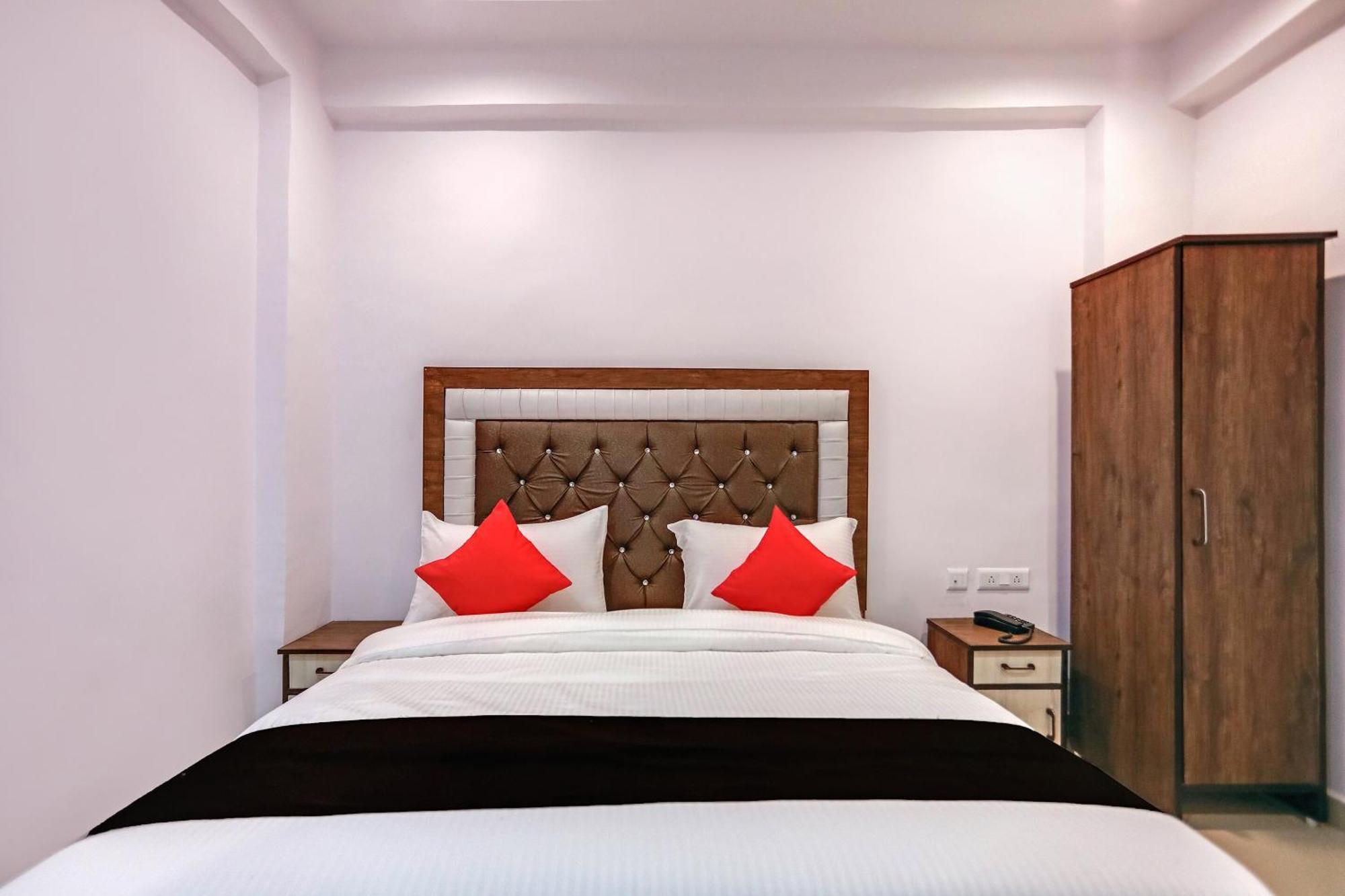 Hotel Capital O 76792 Golden Stone Ghaziabad Esterno foto