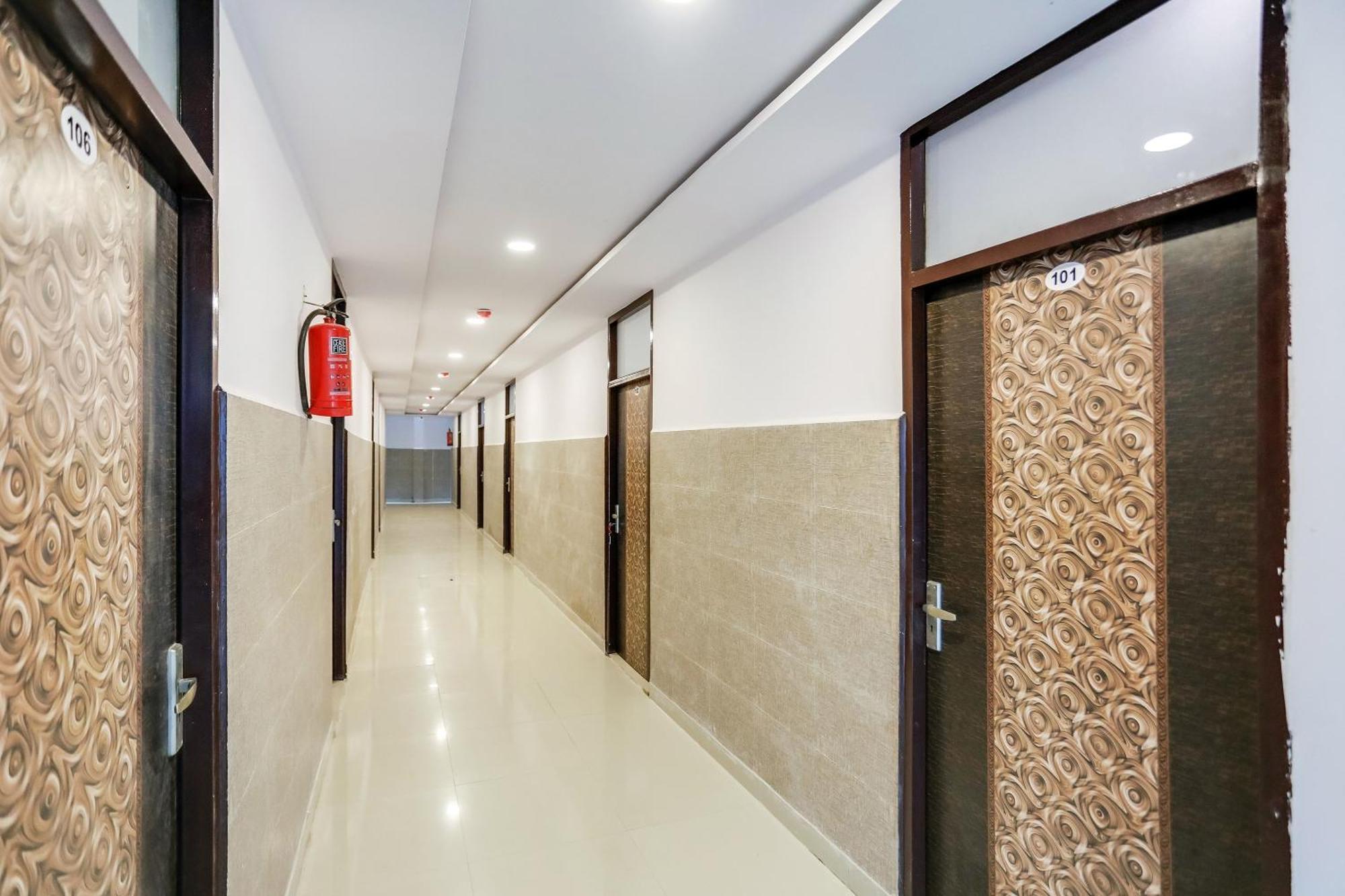 Hotel Capital O 76792 Golden Stone Ghaziabad Esterno foto