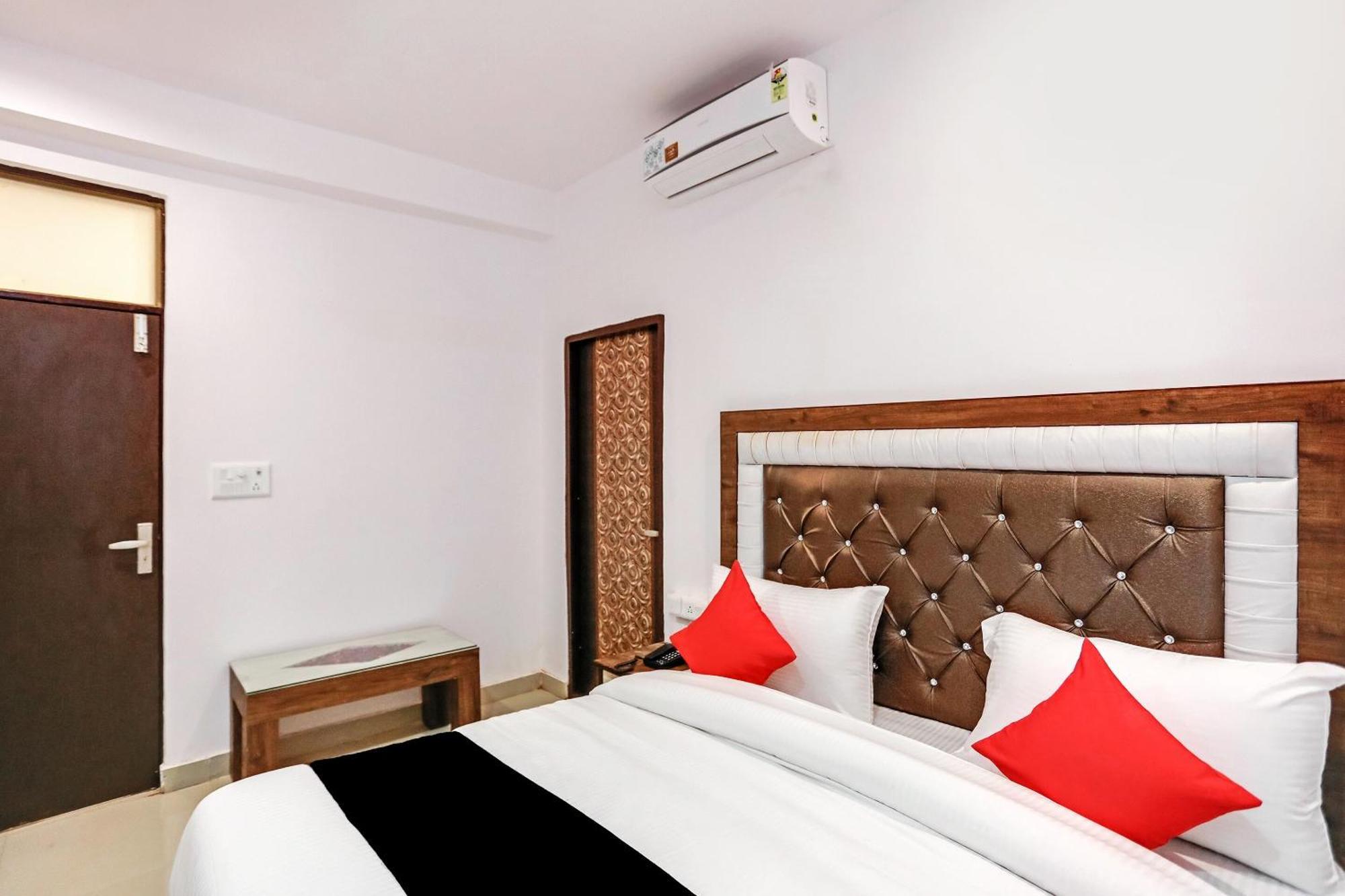 Hotel Capital O 76792 Golden Stone Ghaziabad Esterno foto