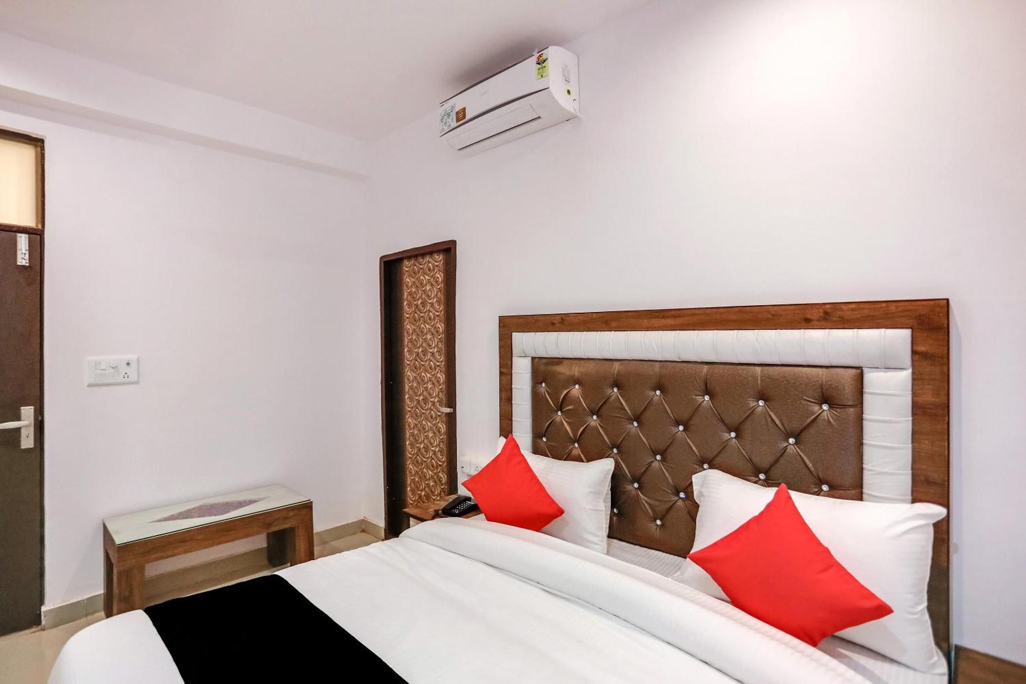 Hotel Capital O 76792 Golden Stone Ghaziabad Esterno foto