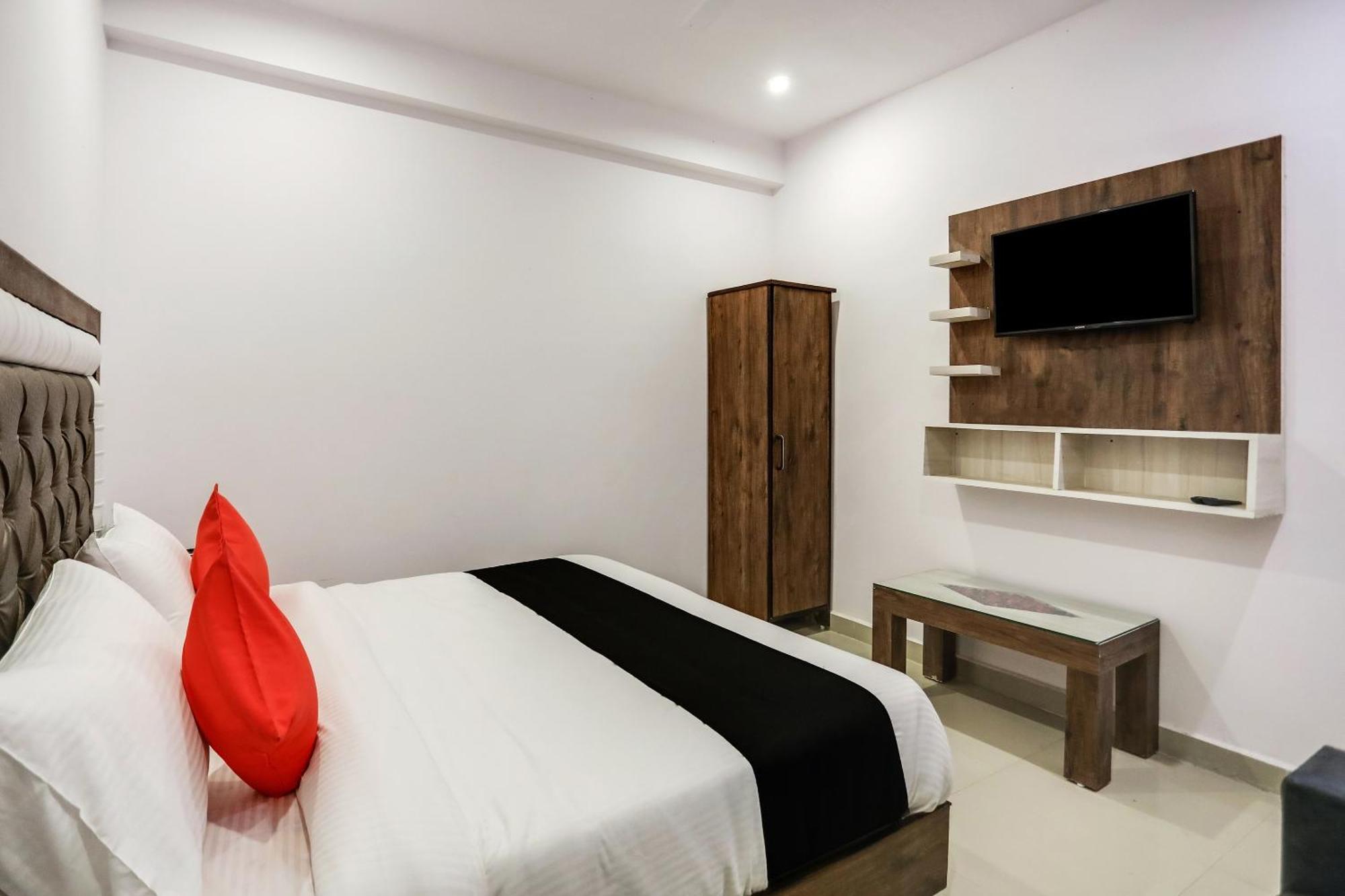 Hotel Capital O 76792 Golden Stone Ghaziabad Esterno foto
