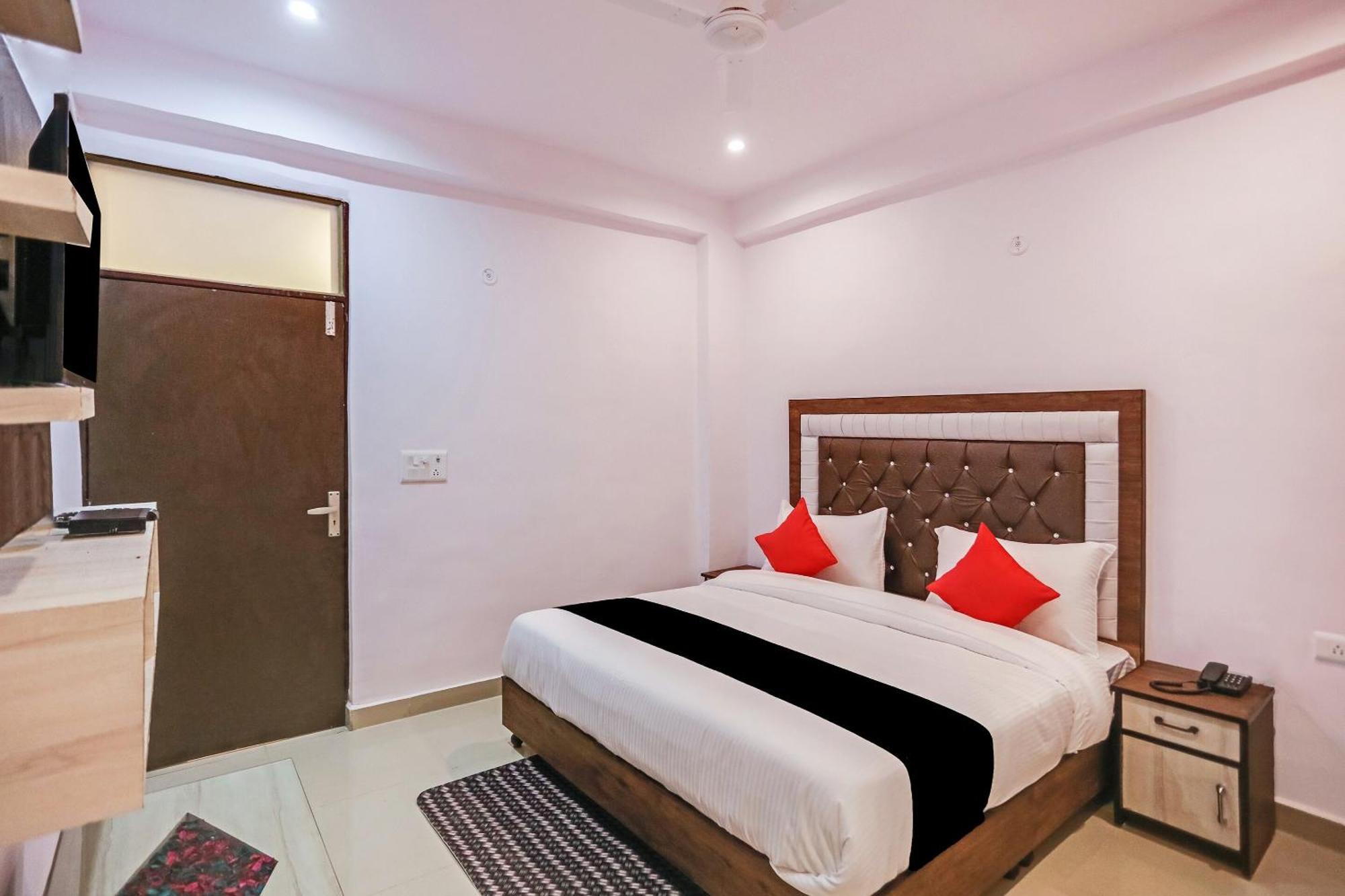 Hotel Capital O 76792 Golden Stone Ghaziabad Esterno foto